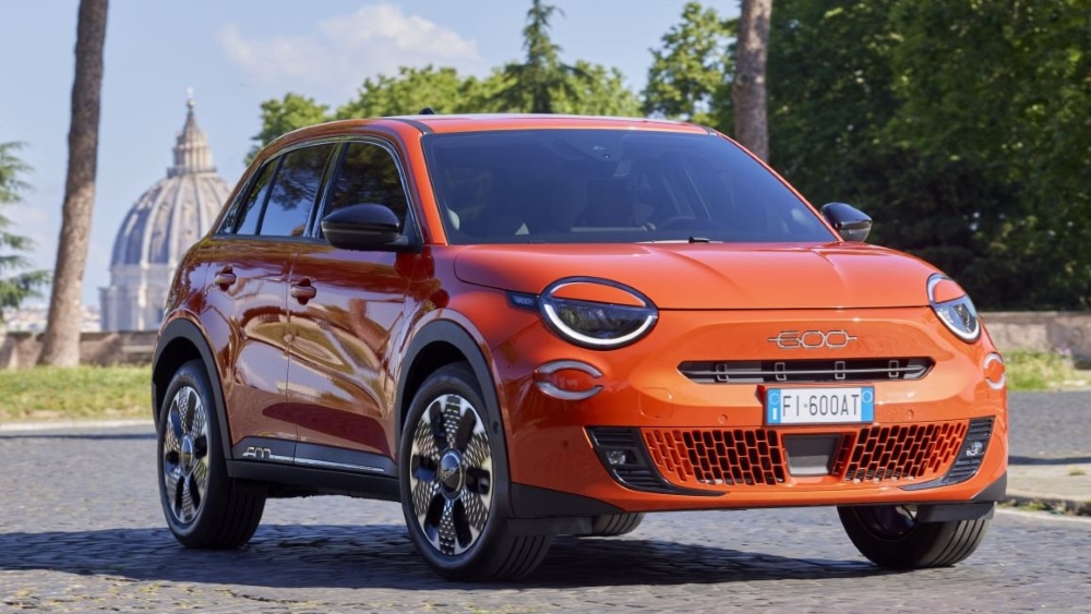 Хэтчбек Fiat 600 Hybrid сбоку спереди