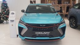 новый Geely Coolray в комплектации Luxury Plus в Беларуси спереди у дилера в минске