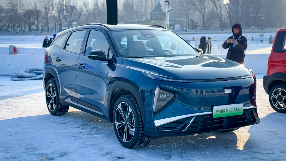 geely galaxy l7 em-i кроссовер синий сбоку спереди обновленный китай