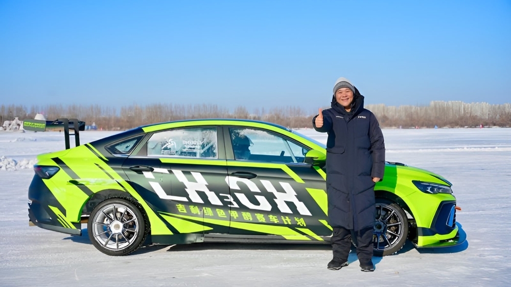 Geely Binrui Cool с ДВС на метаноле сбоку