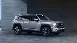 Кроссовер Haval H7 сбоку спереди в России