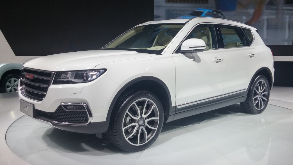 Кроссовер Haval H7 первого поколения сбоку спереди автосалон в Шанхае 