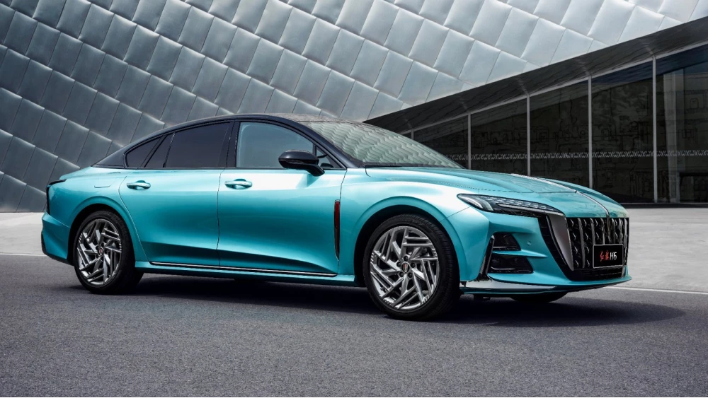 лифтбек Hongqi H6 спереди сбоку голубой лазурный