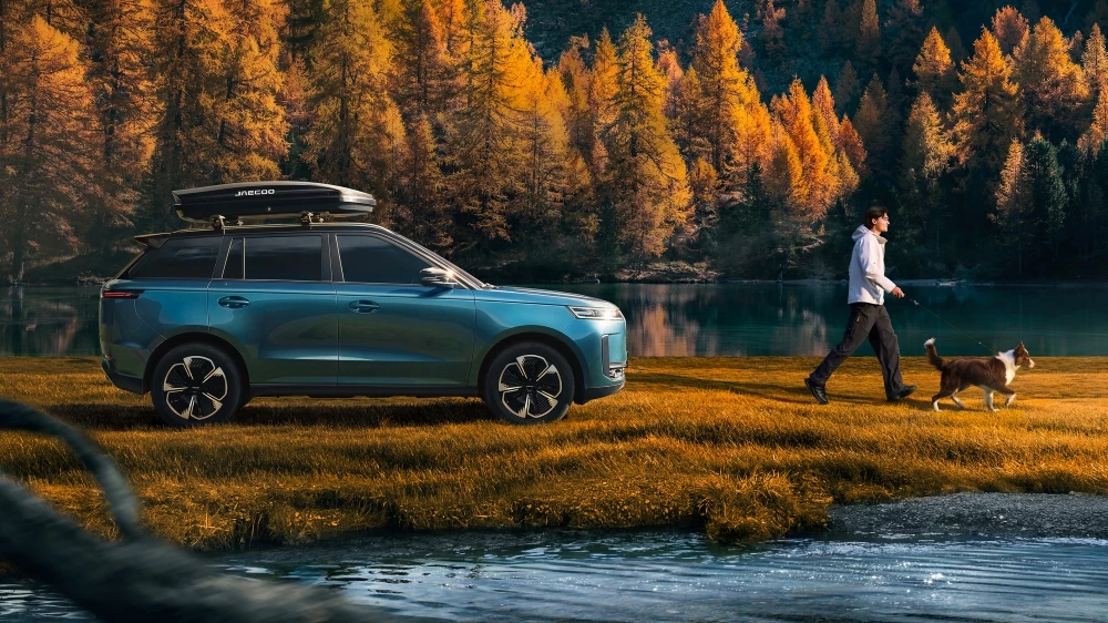 Самый музыкальный. Jaecoo выпустит на наш рынок кроссовер с караоке Jaecoo J5 сбоку на природе