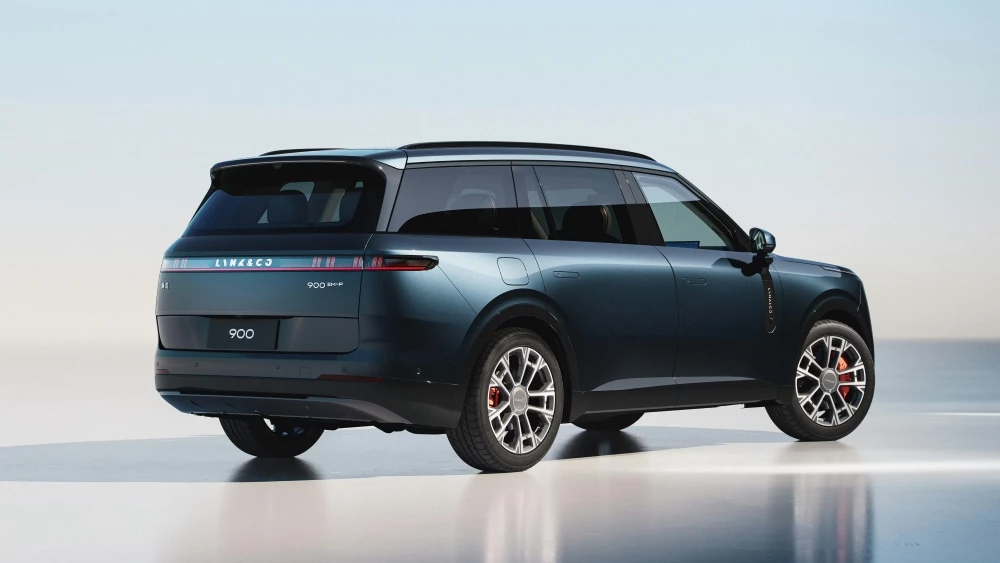 Гибридный кроссовер Lynk & Co 900 сзади сбоку