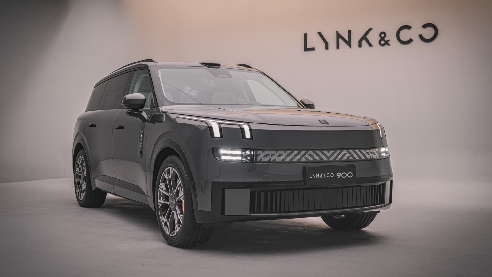 Гибридный кроссовер Lynk & Co 900 спереди сбоку