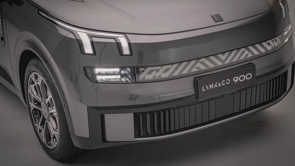 Гибридный кроссовер Lynk & Co 900 спереди решетка радиатора фары