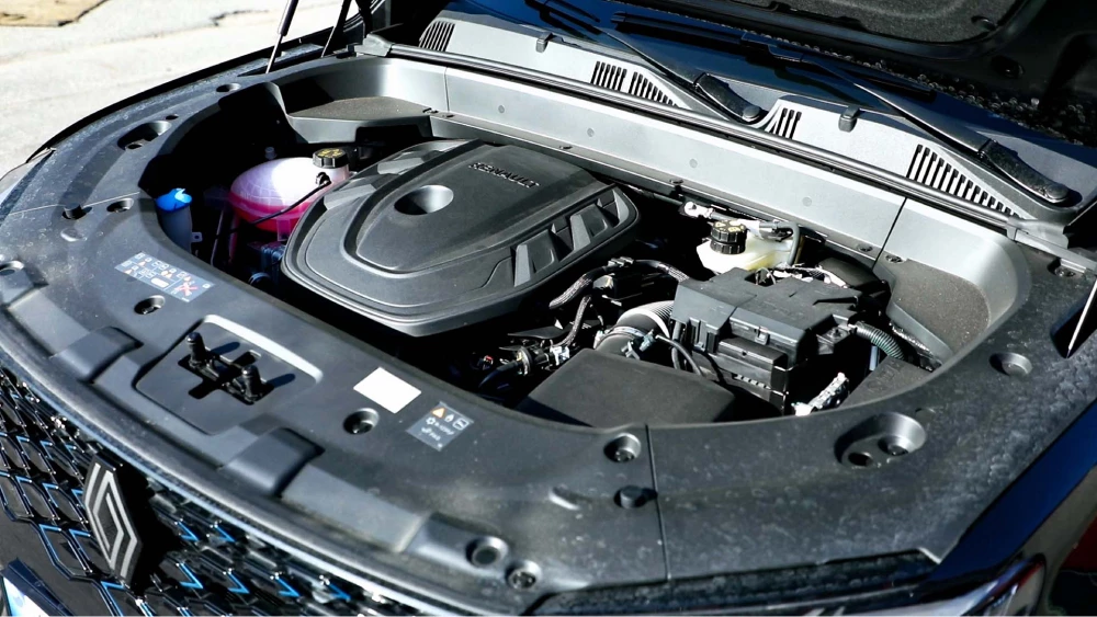 renault grand koleos кроссовер черный сбоку спереди бензиновый на базе geely monjaro бензиновый двигатель 2 литра