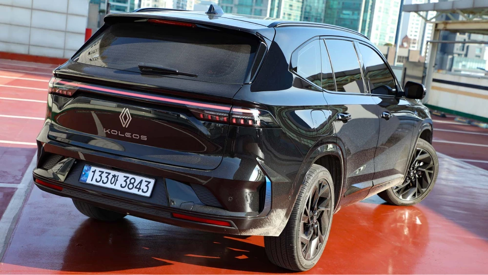 renault grand koleos кроссовер черный сбоку сзади бензиновый на базе geely monjaro