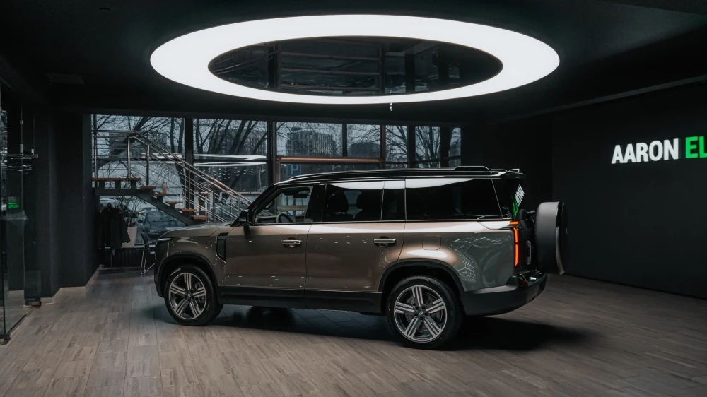 ROX 01 – первые автомобили уже у официального дилера ААРОН АВТО Внедорожник Rox 01 у дилера в автосалоне в России аарон авто сбоку