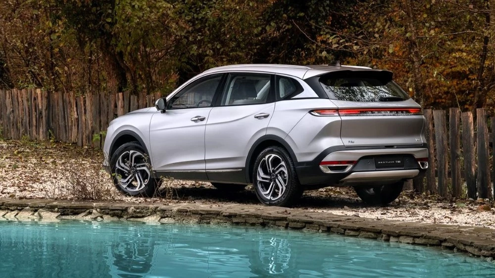 Кроссовер FAW Bestune T90 сзади сбоку