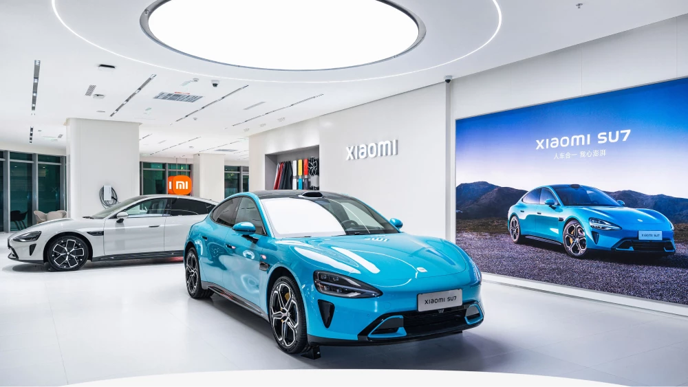 Xiaomi SU7 получил титул «Автомобиль года 2024» в Китае. Какие модели остались позади xiaomi su7 авто года 2024 weibo сбоку спереди седан электрический