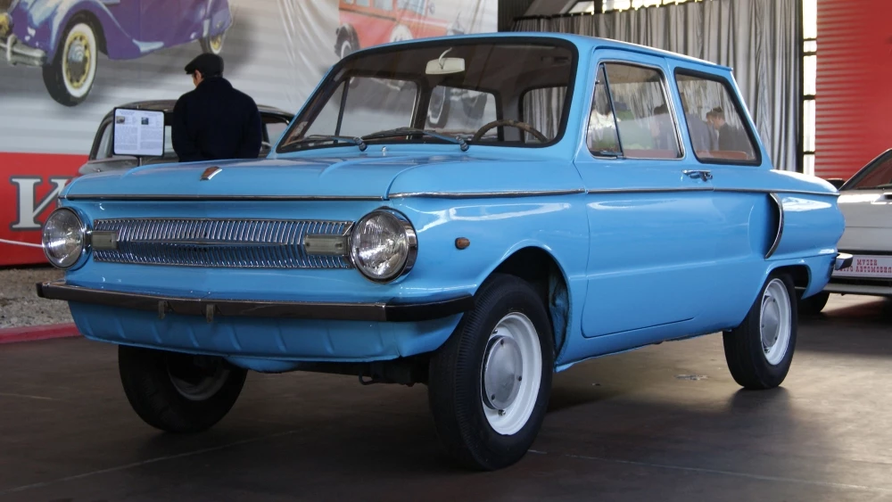 Автомобиль ЗАЗ-966 сбоку спереди