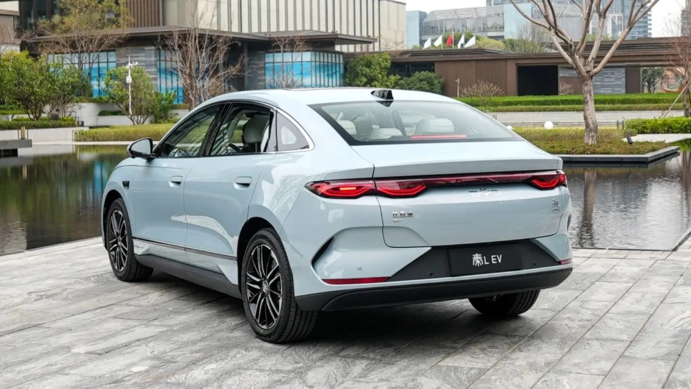 Электрический седан BYD Qin L EV сбоку сзади