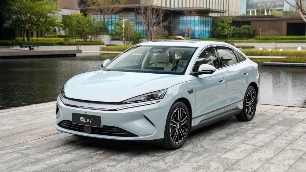 Электрический седан BYD Qin L EV спереди сбоку