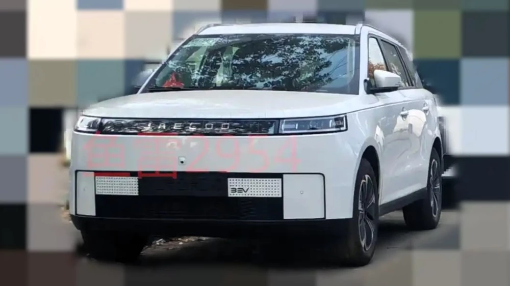 В Китае замечена электрическая версия Jaecoo J5. У новинки обновился дизайн электрический кроссовер jaecoo j5 bev сбоку спереди в Китае