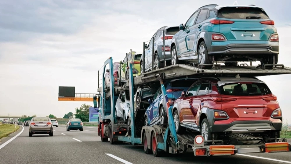 В Россию могут вернуться благородные автомобили. Не откажемся ли мы тогда от «китайцев»? автовоз с иномарками автомобилями на трассе