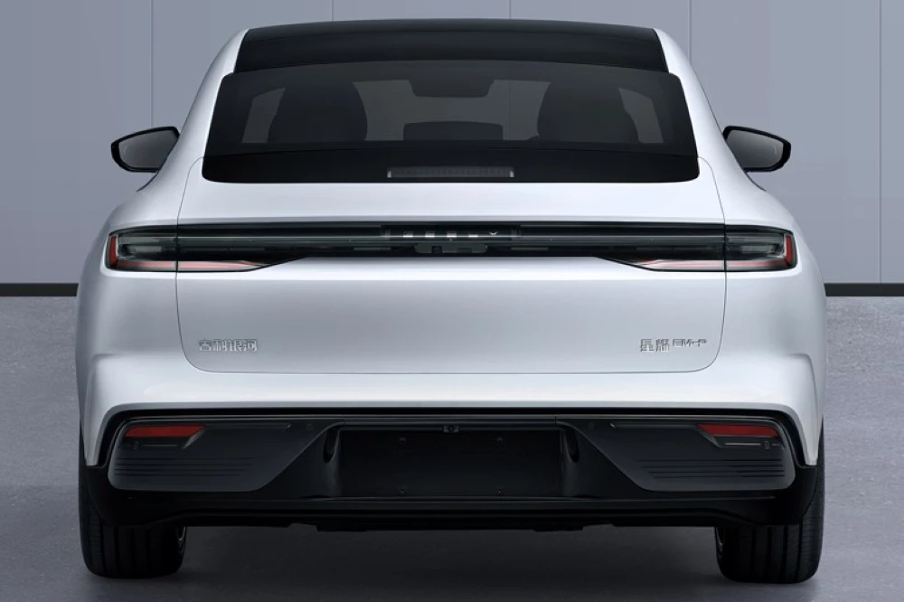 Гибридный седан Geely Starshine 8 EM-P сзади