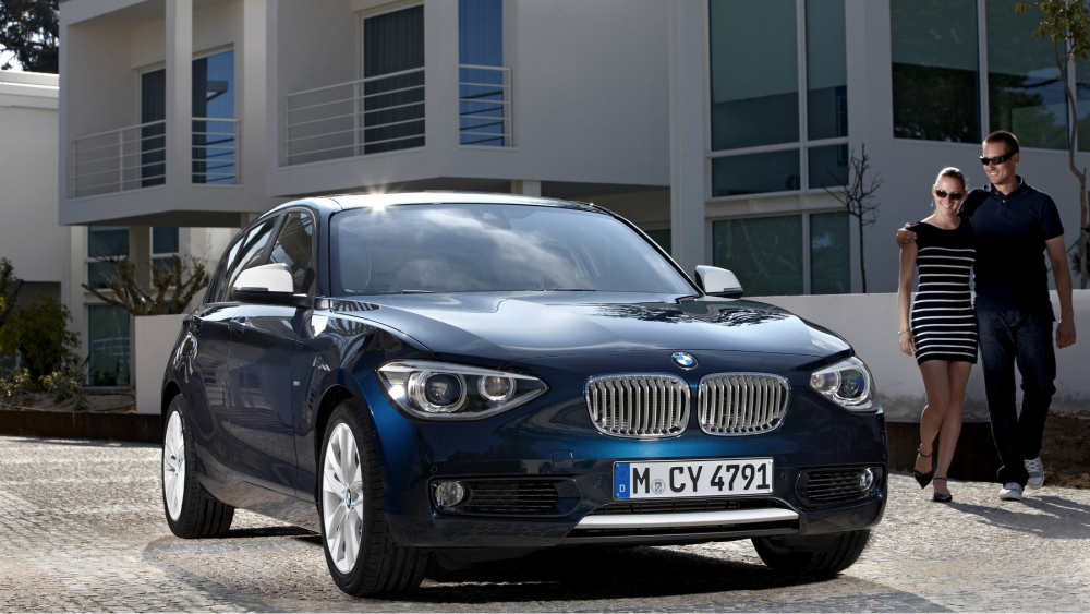 bmw 1 серии f20 сбоку спереди синяя 4 двери