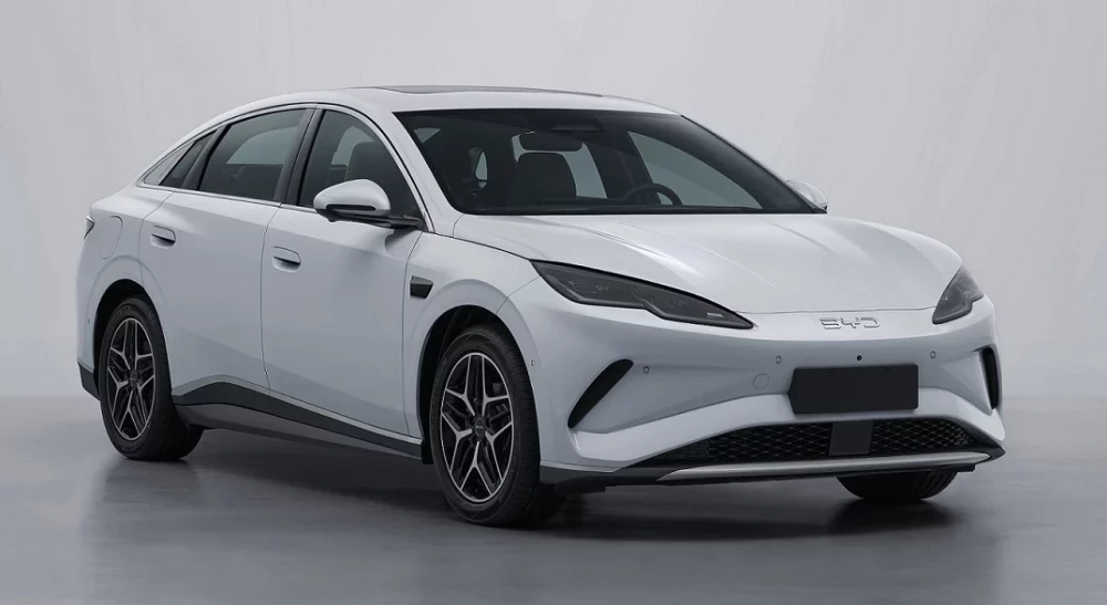 Электрический седан BYD Seal 08 сбоку спереди