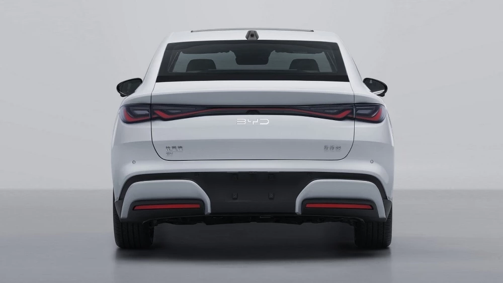 Электрический седан BYD Seal 08 сбоку сзади