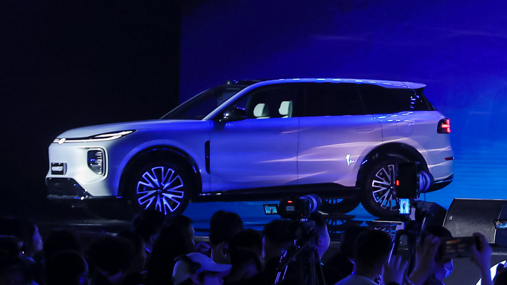 Changan Nevo Q07 на презентации сбоку