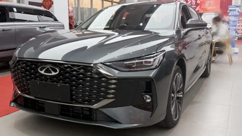 обновленный седан chery arrizo 8 pro серый у дилера в китае сбоку спереди