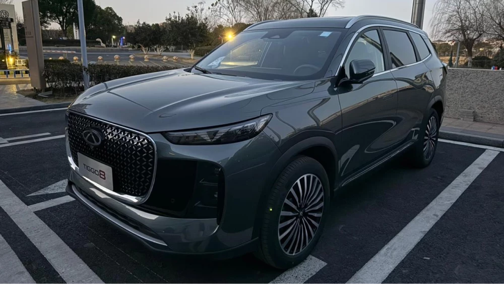 Скоро в продаже. Директор бренда Chery назвал дату появления нового Tiggo 8 в России новый chery tiggo 8 кроссовер серый сбоку спереди дата выхода на рынок россии дмитрий максимов