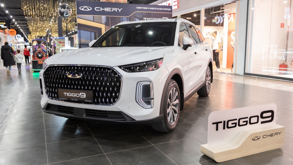 Кроссовер Chery Tiggo 9 в астраханском ТРК «Три кота» спереди