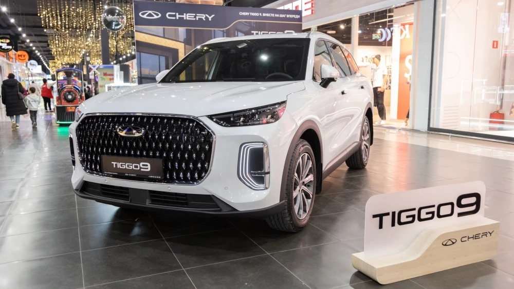 Кроссовер Chery Tiggo 9 в астраханском ТРК «Три кота» спереди