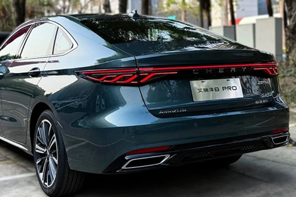 седан chery arrizo 8 pro в китае сбоку сзади