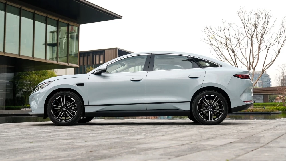 Электрический седан BYD Qin L EV сбоку