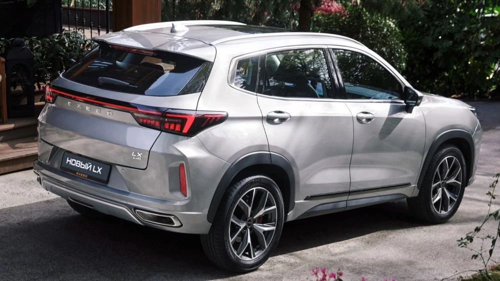 новый Exeed LX сзади сбоку