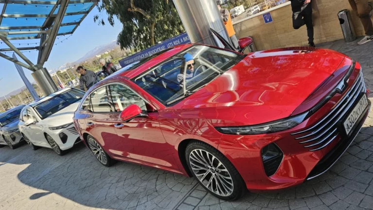 новый обновленный FAW Bestune B70 сбоку спереди