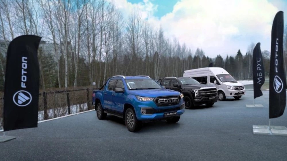 Два пикапа и микроавтобус. Бренд Foton показал свои новинки для России Модели Foton на форуме Fleet World 2025 в Москве спереди сбоку