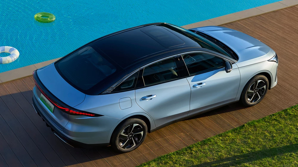 Обновленный гибридный седан Geely Galaxy L6 сбоку сверху сзади