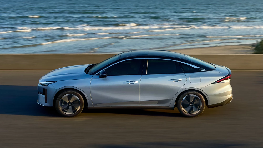 Обновленный гибридный седан Geely Galaxy L6 сбоку