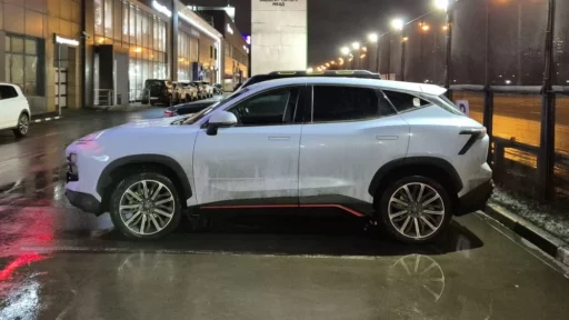 полноприводный Jetour Dashing сбоку у автосалона у дилера на улице