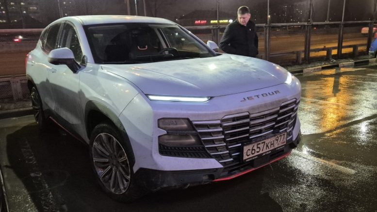 полноприводный Jetour Dashing сбоку спереди у автосалона у дилера на улице