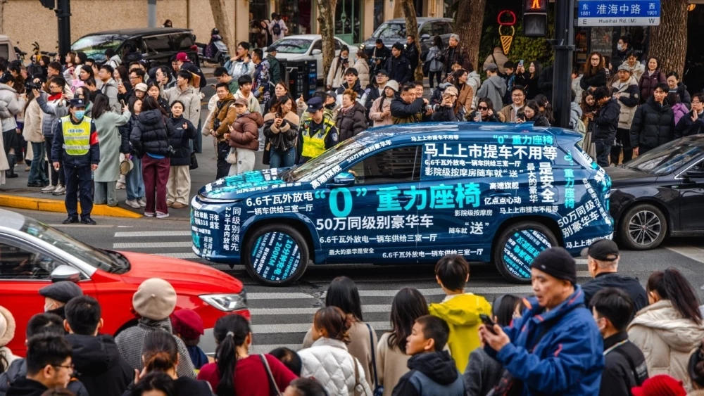 Сиденья с массажем, как в кинотеатре. Jetour впервые показал новый кроссовер Shanhai L9 новый Jetour Shanhai L9 сбоку в городе