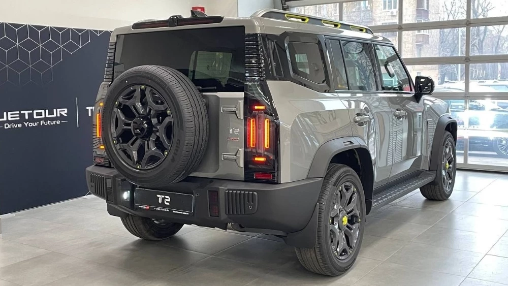 «Поверьте, «робот» не хуже». Как мы искали у дилеров «автоматические» Jetour T2 Discovery Jetour T2 Discovery с автоматом сбоку сзади у дилера в автосалоне купить новый техинком