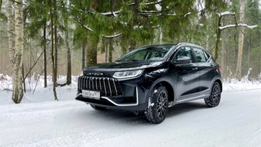 jetour X50 сбоку спереди зимой на снегу черный