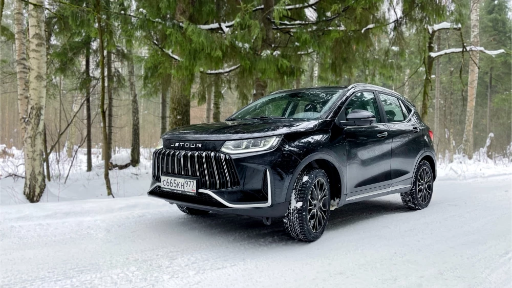jetour X50 сбоку спереди зимой на снегу черный