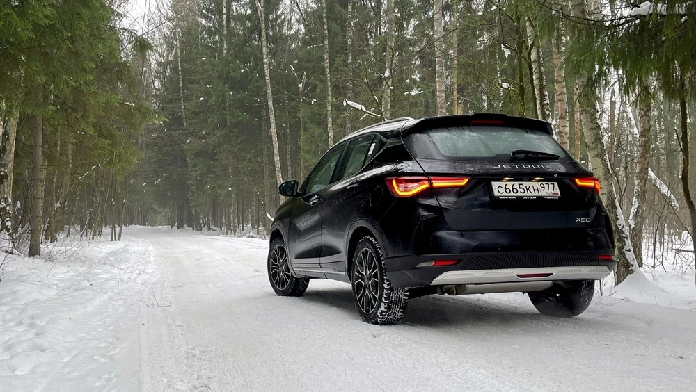 Jetour X50 сбоку сзади бездорожье снег 