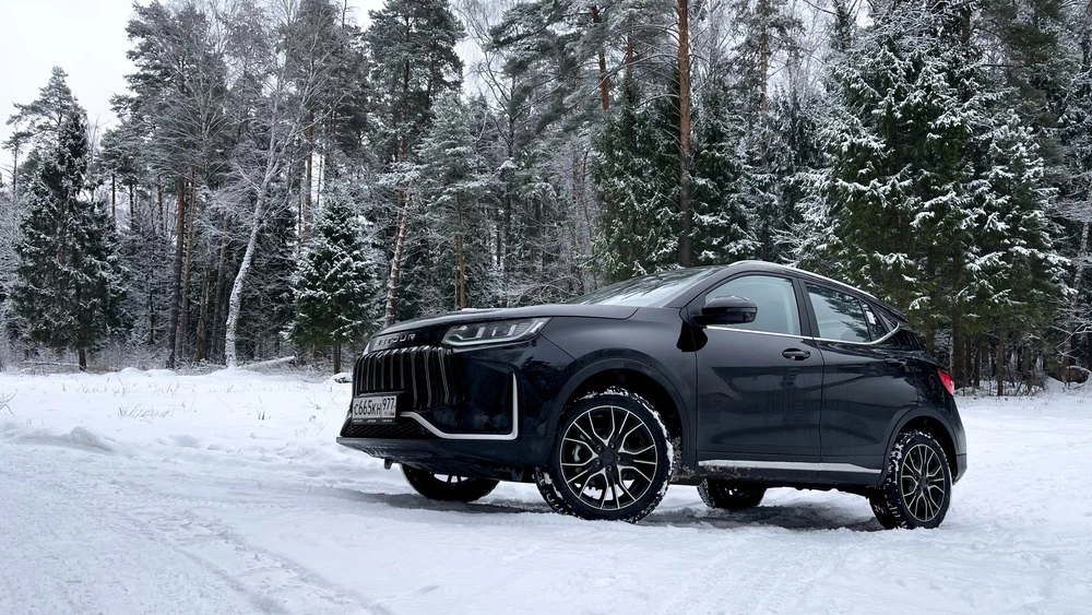 Jetour X50 сбоку спереди бездорожье снег 