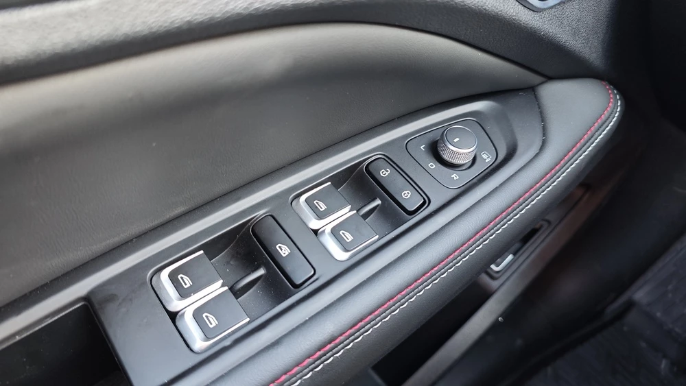 knewstar 001 салон интерьер дверные карты блок кнопок