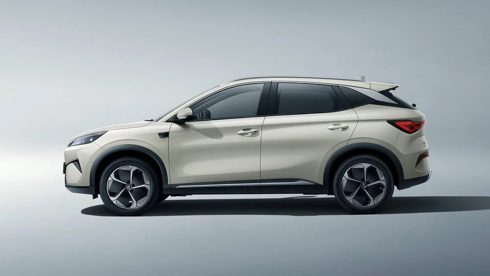 рестайлинговый обновленный BYD Yuan Plus Atto 3 сбоку