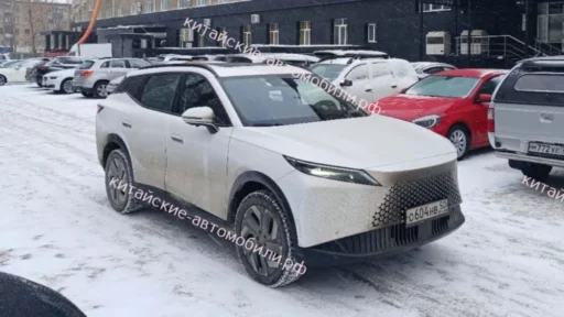 Omoda C7 на испытаниях в Тюмени сбоку спереди