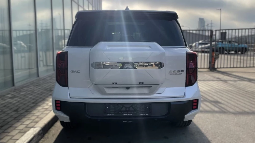 GAC GS8 обновленный кроссовер Traveller сзади в России