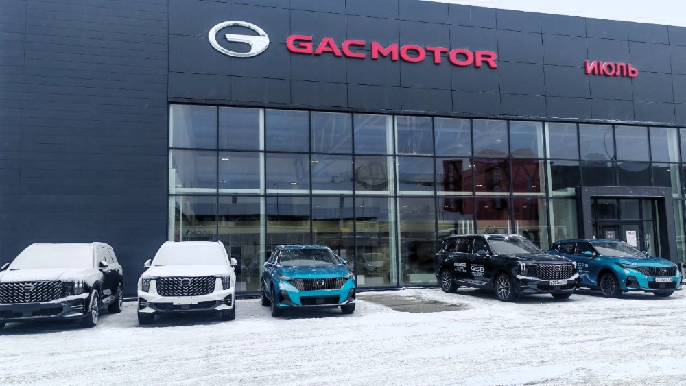 Кроссоверы GAC перед ДЦ «GAC-Июль» спереди Челябинск